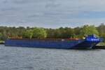 Leichter WILJACO-F15, ENI 03802849, BJ 1995, L 76,47 m, B 11,38m, 2768 t, gemeldet in Maasbracht, liegt nahe der Schleuse von Lanye am Ufer vor Anker.