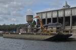 Leichter C.O.26 der Firma Somef, wird am Ufer des Albertkanals von einem Liebherr Bagger entladen. 17.09.2026