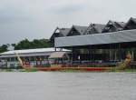 Im Chao Praya Fluß in Bangkok liegt diese königliche Barke, eine von insgesamt 52, die bei der sehr selten stattfindenden königlichen Barkenprozession auf dem Fluß zum Einsatz kommt.
