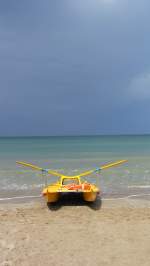 Rettungsruderboot bei Gewitterstimmung am Strand von Riccione.(9.6.2012)