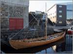 Ein typisches Frboot im Hafen von Trshavn. Beim Frboot handelt es sich um einen speziellen Bootstyp, der von den Wikingerschiffen abstammt und nur auf den Frer vorkommt. Es sind Ruderboote auf denen bei entsprechenden Winden auch ein Luggersegel gesetzt werden kann. 21.09.2012