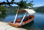 mit diesen Ruderbooten (Pletna genannt) fahren die Touristen zur Insel im Bleder See