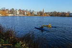 Hamburg am 19.12.2020: 2 Paddler auf der Außenalster/