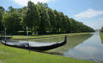 Im Schlosspark Schleißheim wartet ein Boot am östlichen Ende des Mittelkanals auf den nächsten Einsatz.