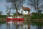 Am Saalekilometer 156,9 knnen Fugnger und Radler  den Flu auf einer kleinen Seilfhre bei Schellsitz berqueren. der Schiffseigner drfte die Stadt Naumburg sein.
Aufgenommen am 30.04.2012 gegen 09:41 Uhr.