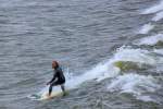 Vor dem Ostseebad Binz warteten   zahlreiche Surfer auf die perfekte Welle, dieser hat sie erwischt.