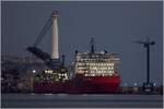 Die 2010 gebaute GLOBAL 1200 (IMO 9463815) liegt am Abend des 18.04.2017 im Hafen von Gibraltar. Dieses Rohrleger- und Kranschiff ist 162,30 m lang und 37,80 m breit, hat eine GT/BRZ von 32.500 und eine DWT von 9.595 t. Der große Kran hat eine Hebekraft von 1.200 t, zwei weitere Krane können je 40 t heben. Heimathafen ist Port Vila (Vanuatu).