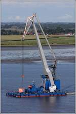 Der Schwimmkran BHV ATHLET (ENI 05305870) ist auf der Weser vor Bremerhaven unterwegs. 04.08.2020