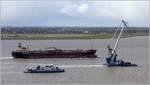 Die 2003 gebaute MTM GIBRALTAR (IMO 9282924) fährt Höhe Bremerhaven weserabwärts. Dabei überholt sie den Schwimmkran BHV ATHLET (ENI 05305870) und das Arbeitsschiff BHV SUPPLIER (ENI 04809650). 14.04.2021