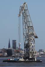 Schwimmkran HHLA III; Eigner/Betreiber:HHLA; Datum: 07.04.2026; Aufnahmeort: Elbe/Hafen Hamburg, Deutschland. Als Last am Kran ein Schiffspropeller.