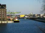 Blick von der Beusselstr. (Brücke) auf das Becken I des Berliner Westhafens am 25.02.2014. Links hinter dem Gebäude ist die Container-Verladung f. LKW's , Bahn und Schiff. Am Ende das Beckens stegt der BEHALA-Schwergutshuttle (GSL Ursus). Am rechten Rand ist die Schüttgutverladung sowie der Kran zum Umsetzen der Siemens-Gasturbinen.