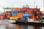 Blick von der Seestrasse über das Becken II auf das Container-Terminal im Berliner Westhafen am 16.02.2016.