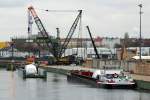 Blick in das Becken I des Berliner Westhafens am 16.02.2016. GMS Niedersachsen 8 (04002200) wartet auf seine Ladung die mit dem RoRo-GSL Ursus (04810440) und dem  ziehendem SB  Birk B (05801510) dahergeschwommen kommt.