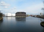 Blick von der Ludwig-Hoffmann Brücke auf den Berliner Westhafen am 31.03.2016. Rechts das Becken I mit dem Container-Terminal und der Schwergut-Verladestelle. Links das Becken II mit einem Tanklager und einem  Kreuzfahrt-Terminal . Mittig ein Speichergebäude. 