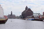 Blick vom Westhafenkanal  am 11. Juni 2022 in Berlin Moabit in eines der Becken des Berliner Westhafens.