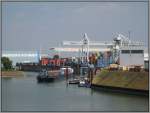 Ein Container-Terminal im Duisburger Hafen, aufgenommen am 04.08.2007.