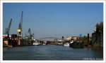 Außenhafen Duisburg - Die Schiffe: Rechts die  Transitorius , dahinter wird der Koppelverband  Johanna  ENI 2328144 entladen, danach die  Empresa  ENI 2319741 im Schwimmdock der Harbisch-Werft.