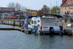Mit  Camping auf dem Wasser  wirbt der WATER CAMPER im Hafen von Waren (Müritz). - 02.03.2014