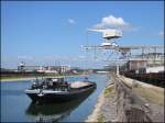 Ein Frachtschiff wird an einer Ladebrcke in Becken 4 des Karlsruher Rheinhafens entladen.