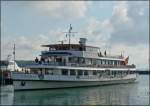 Die MS  KARLSRUHE  hat ihren Liegeplatz im Hafen von Konstanz verlassen und wendet im Hafenbecken von Konstanz.