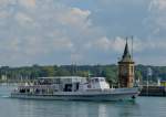 Das Fahrgastschiff  Thurgau  läuft ihre Anlegestelle im Hafenbecken vom Bodensee an um weitere Fahrgäste aufzunehmen und danachihre Reise über den Untersee und dem Rhein in Richtung Schaffhausen
