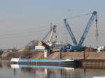 Im Wendebecken des Rheinhafen Krefeld liegt am 24.03.2011 das MSG-Binnenschiff Main.
