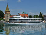 Das Fahrgastschiff LINDAU ist in den Hafen von Lindau eingefahren.