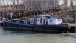 Die 1954 gebaute EMSTANK 2 (ENI 05305450) liegt am 08.03.2015 an der Bunkerstation im Westhafen von Minden. Dies Bunkerboot ist 25,50 m lang, 4,806 m breit und hat eine Tonnage von 87 t. Heimathafen ist Emden.