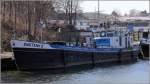 Die 1954 gebaute EMSTANK 2 (ENI 05305450) liegt am 08.03.2015 an der Bunkerstation im Westhafen von Minden. Dies Bunkerboot ist 25,50 m lang, 4,806 m breit und hat eine Tonnage von 87 t. Heimathafen ist Emden.