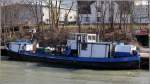 Die 1953 gebaute EMSTANK 1 (ENI 04027720) liegt am 08.03.2015 an der Bunkerstation im Westhafen von Minden. Dies Bunkerboot ist 25,41 m lang, 4,46 m breit und hat eine Tonnage von 74 t. Heimathafen ist Emden.