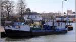 Die 1953 gebaute EMSTANK 1 (ENI 04027720) liegt am 08.03.2015 an der Bunkerstation im Westhafen von Minden. Dies Bunkerboot ist 25,41 m lang, 4,46 m breit und hat eine Tonnage von 74 t. Heimathafen ist Emden.