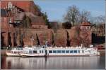Die beiden Fahrgastschiffe ELBKAISER (im Vordergrund) und JERICHOWER LAND gehren der Reederei Kaiser. Die ELBKAISER wurde 1993 von der Yachtwerft Kpenick gebaut. Sie ist 32 m lang, 5,10 m breit, hat einen Maximaltiefgang von 1,00 m. Die Maschinenanlage leistet 150 PS. Zugelassen ist sie fr 140 Passagiere. Die JERICHOWER LAND entstand 1996 durch einen Umbau auf der Werft Genthin. Sie ist 35,0 m lang, 5,0 m breit und hat einen Maximaltiefgang von 0,80 m. Die Maschinenanlage leistet 200 PS. Sie ist fr 80 Passagiere zugelassen. Hier liegen die beiden Schiffe am 10.02.2008 in ihrem Heimathafen Tangermnder unterhalb der Stadtmauer.