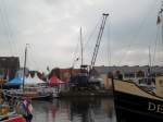 Enkhuizen am 5.9.2014: Kran einer Jachtwerft am Oude Haven 