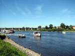 viel los wieder mal auf der Elbe in Pirna.
PD Pillnitz nimmt Fahrgste auf die richtung Dresden wollen.
Fhre Brenstein legt an und ein urkomisches Boot schippert Elbauf