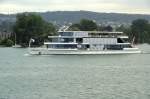 Die Panta Rhei ist das neuste Fhrschiff auf dem Zrichsee. Allerdings macht dieses Schiff sehr viel Wellen und zerstrt somit die Uferbefestigung. Der Hersteller musste schon fters Verbesserungen am Schiff vornehmen. Aufgenommen am 01.08.2008