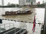 Fast alle greren Hotels in Bangkok, die am Chao Phraya Flu liegen, haben eigene kleine Shuttle Boote, um ihre Gste vom Hotel zur Station des Skytrains an der Taksin Brcke zu bringen. Hier legt ein solches Boot am 07.07.2009 von der Anlegestelle der Taksin Brcke ab.