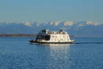 Bodenseeschifffahrt 4: Teleaufnahme der Autofähre FRIEDRICHSHAFEN, die aus Romanshorn/CH kommend am 14.03.2018 in Friedrichshafen einläuft