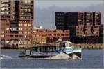 Die 2013 gebaute AQUA CAT (ENI 02335656) ist am 08.06.2015 in Rotterdam unterwegs. Sie ist 17 m lang, 6 m breit und bietet 50 Personen Platz. Sie wird als sogenannter Wasserbus eingsetzt. Heimathafen ist Dordrecht (Niederlande).