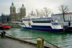 Ventrafiken M/S NORREBORG (ehem. Sundbuss M/S Erasmus) in hafen von Landskrona, Schweden. Im Hintergrund die Sofia Albertina Kirche, 12. Mrz 2004.