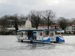 Fähre FährBär 4 (04811630 , 18,50 x 5,30m) am 04.02.2020 auf der Fahrt von der Wassersportallee in Berlin-Grünau zur Anlegestelle Wendenschloß auf der Dahme.