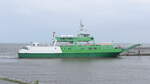 Fährschiff  Spiekeroog IV , am 15.07.21 im Hafen von Neuharlingersiel. Das 1979 gebaute Schiff, das der Nordseebad Spiekeroog GmbH gehört, wurde im April 2010 in Dienst gestellt.