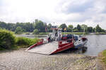 Schleifähre Missunde II an der Südufer von Schlei. Der Fährort Missunde liegt südlich der Schlei und war vor allem, da er sich an der engsten Stelle der Schlei befindet, ein wichtiger und bis ins 19. Jahrhundert oft umkämpfter Ort. Aufnahme: 7. Juni 2021.