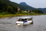 Das Fhrboot  Lilienstein  verbindet die Stadt Bad Schandau mit dem zugehrigen Bahnhof, welcher etwa 1 km stromabwrts der Stadt auf der anderen Elbseite liegt, hier in der Bildmitte vor der Kulisse der bekannten Felsformation  Liliensteins  zu sehen.