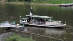 Die LENA wurde 1927 gebaut und verrichtet noch immer ihren Dienst als Fähre auf der Elbe bei Schmilka. Sie ist 14,5 m lang und bietet auf Kurzstrecken 90 Personen Platz. Ob die ursprünglich eingebaute Dampfmaschine mit 35 PS Leistung noch im Einsatz ist, wage ich zu bezweifeln. Daher habe ich sie unter den Motorschiffen einsortiert. Bis 1935 fuhr sie unter dem Namen KOLIBRI. Gemeldet ist sie in Bad Schandau.
13.08.2014