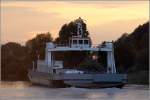 Die Elbfähre ERSNT STURM hat am 18.09.2015 seine letzten Fahrgäste in Wischhafen abgesetzt, den Fähranleger verlassen und steuert jetzt den Liegeplatz für die Nacht an.