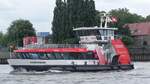 Die Hafenfähre  HAMBURGENSIE  (ENI 04810920) am 11.10.24 auf der Elbe gegenüber den Landungsbrücken.