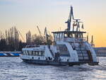 Hafenfähre (ENI 051 16730) in Hamburg nahe der Landungsbrücke am 04. April 2025.
