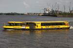 Hadag Hafenfähre REIHERSTIEG; Eigner/Betreiber: Hadag; Aufnahmeort: Elbe/Hafen Hamburg, Deutschland; Datum: 14.07.2025; Info:(ENI 04811570) Hafenfährschiff (Typ Flachschiff) / Lüa 27,2 m, B 7,8 m, Tg 1,6 m / 1 Diesel, Volvo Penta D13 500 MH, 321 kW (437 PS), 1 Festpropeller , Beckerruder, Hilfsantrieb: Volvo Penta D7 mit Schottel –Waterjet, J 57 RD, 177 kW (240 PS), als Querstrahlruder und 2. Antrieb.  Das Bild zeigt die Reiherstieg vor den St. Pauli-Landungsbrücken. Sie wird vorrangig für den Shuttle zu den Musicals am Südufer der Elbe genutzt, kommt aber auch auf Nebenstrecken im Linienverkehr zum Einsatz.