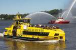 Hadag Hafenf�hre GRASBROOK (ENI 04814640); Eigner/Betreiber: Hadag; Datum: 08.05.2026; Aufnahmeort: Elbe/Hafen Hamburg, Deutschland. Das Bild entstand zur Einlaufparade des 837. Hafengeburtstags. Im Hintergrund zu sehen die BRANDDIREKTOR WESTPHAL (EN ...