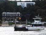 AUTO/PERSONENFÄHRE  SIEBENGEBIRGE  AUF DEM RHEIN VOR ROLANDSECK  Immer gut ausgelastet und im ständigen Pendelverkehr zwischen dem RHEINUFER  REMAGEN/ROLANDSECK,die Fähre